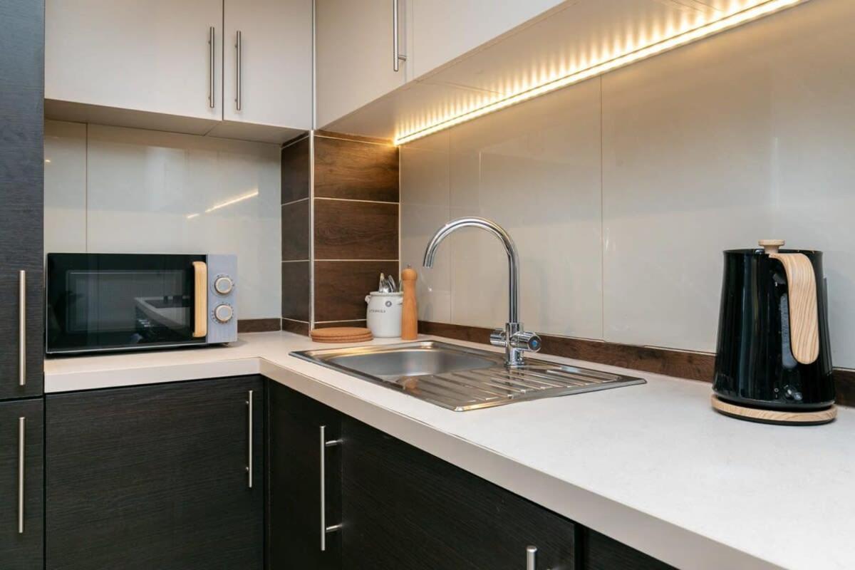 Modern 1 Bedroom Apartment In Woking Town Centre Zewnętrze zdjęcie