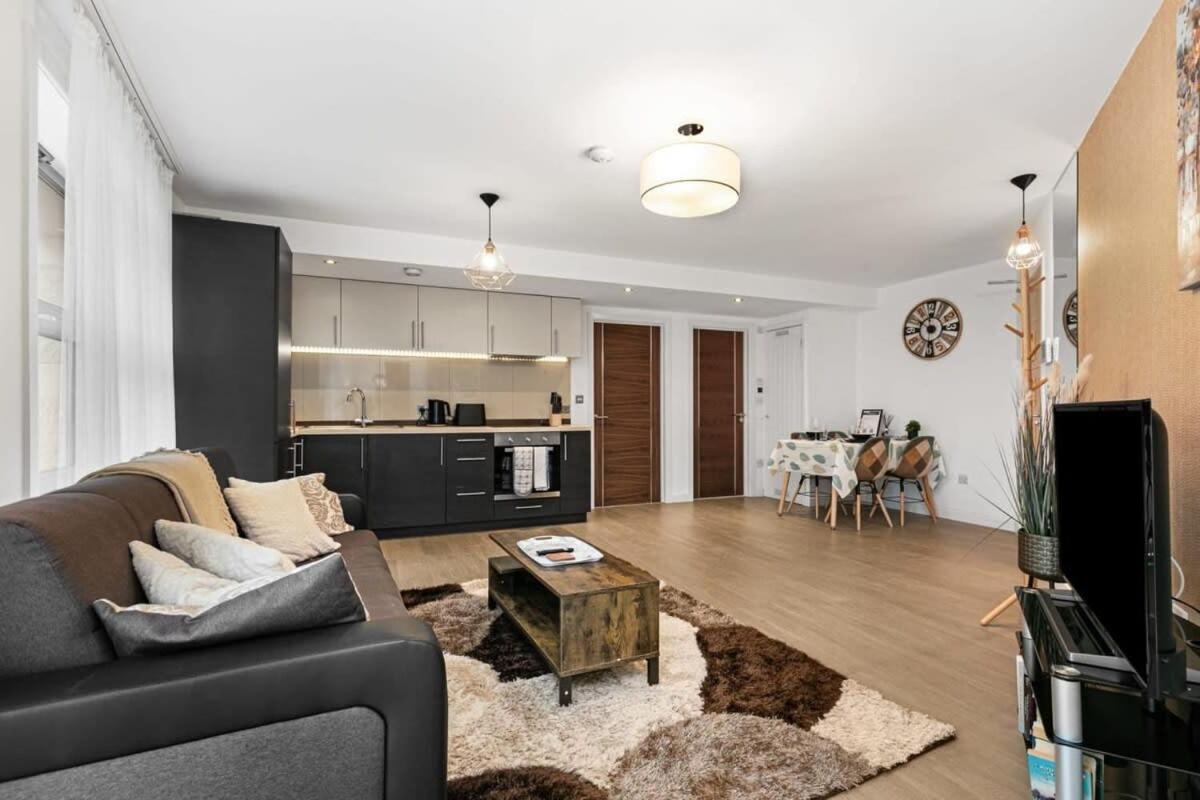 Modern 1 Bedroom Apartment In Woking Town Centre Zewnętrze zdjęcie