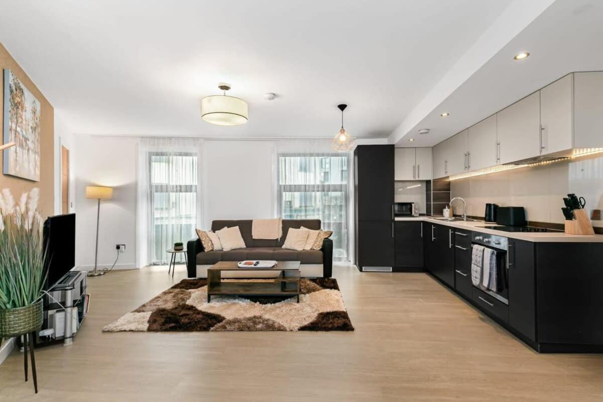 Modern 1 Bedroom Apartment In Woking Town Centre Zewnętrze zdjęcie